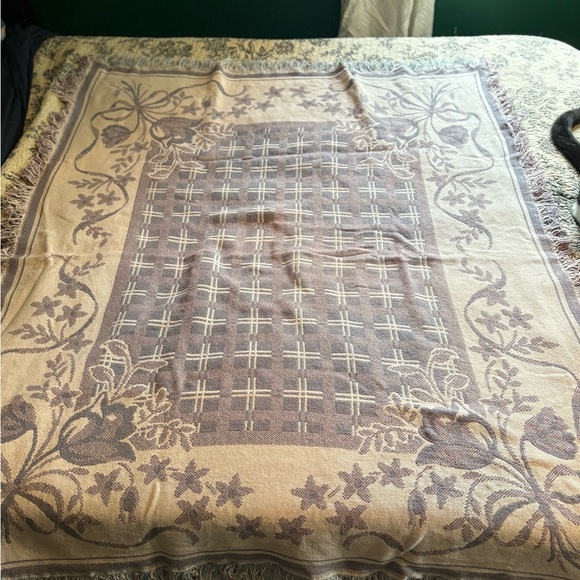 Vintage Tapestry Elegant Floral Patterned Blanket - Cream and Purple - Picture 2 of 7